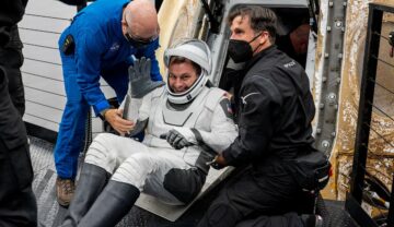 John Cassada care e scos din capsula SpaceX Dragon, prin care astronauții crew-5 au revenit pe Pământ. 2 bărbați ajută să iasă din capsulă