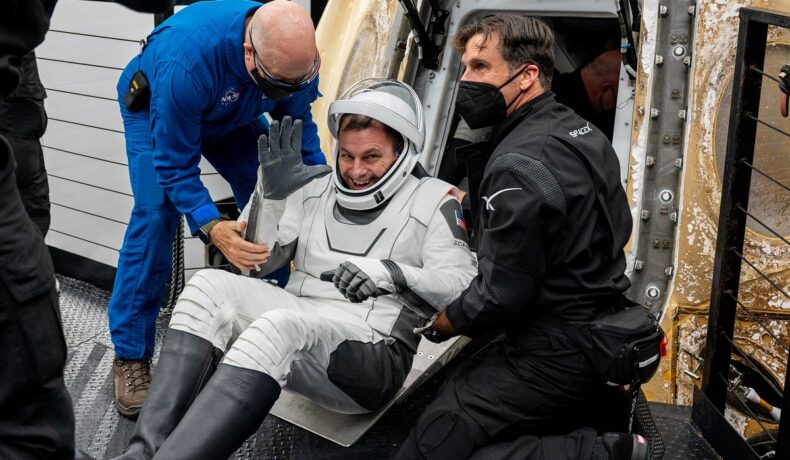 John Cassada care e scos din capsula SpaceX Dragon, prin care astronauții crew-5 au revenit pe Pământ. 2 bărbați ajută să iasă din capsulă