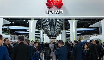 Expoziția Huawei de la MWC 2023, de la Barcelona, cu participanți în fața ei. Compania Huawei a fost aspru criticată pentru acțiunile de la MWC 2023