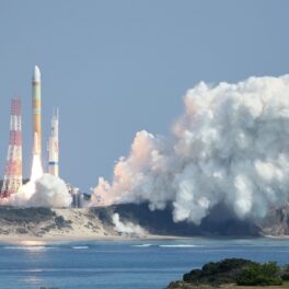 Racheta H2, la lansare cu fum în aer, lângă apă. Japonia a distrus racheta pe 7 martie 2023