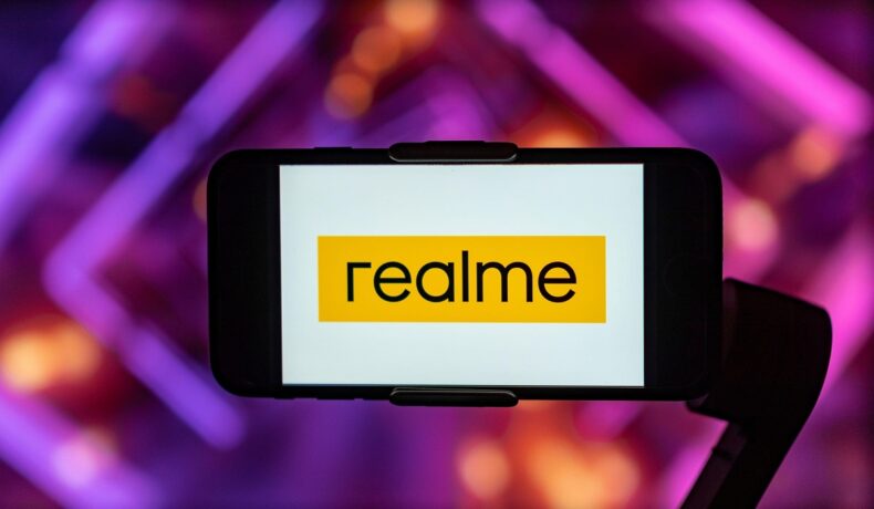 Logo Realme pe ecranul unui smartphone, cu mov pe fundal. La MWC 2023, Realme a lansat GT3