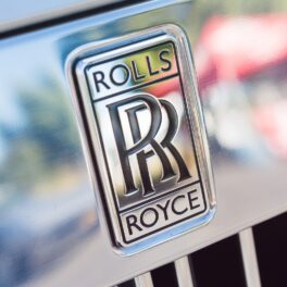 Emblema companiei Rolls-Royce, ce va crea un reactor nuclear, pe fundal de metal
