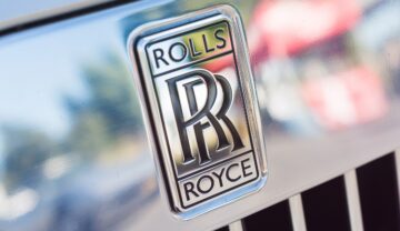 Emblema companiei Rolls-Royce, ce va crea un reactor nuclear, pe fundal de metal
