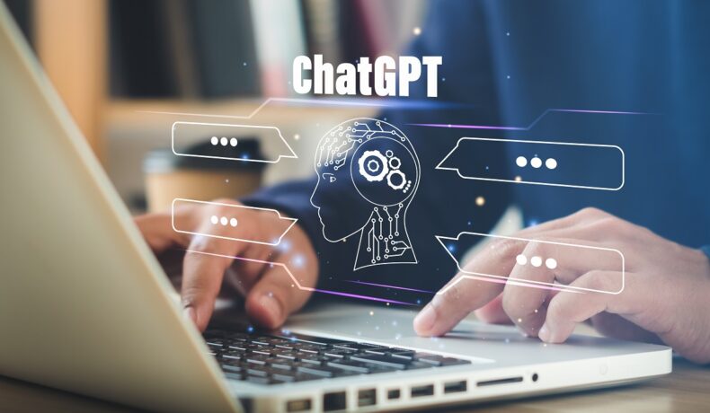 Utilizator care folosește un laptop cu ChatGPT, pe o masă, pentru a ilustra ce i-a cerut un utilizator modelului ChatGPT