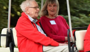 Warren Buffett, unul dintre cei mai bogați oameni din lume, și fiica sa, Sussie Buffett, la Allen and Company Sun Valley Conference, iulie 2022