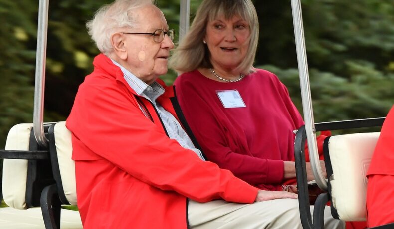 Warren Buffett, unul dintre cei mai bogați oameni din lume, și fiica sa, Sussie Buffett, la Allen and Company Sun Valley Conference, iulie 2022