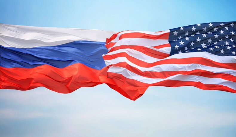 Steagurile Rusia și SUA, pentru a ilustra relația dintre ele, pe fundal de cer