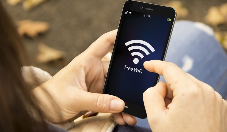 Experții avertizează să nu folosești WiFi-ul hotelului în vacanță. De ce poate fi extrem de periculos