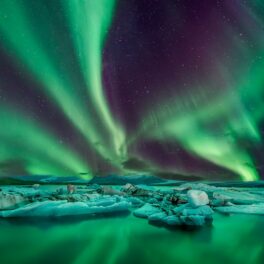 Aurora boreală, în nuanțe de verde, care apare în zonele nordice, unde localnicii știu cum se aude