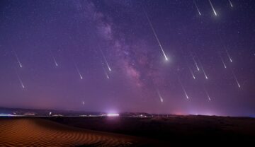Ploaie de meteoriți, similară cu Lyride, din 2023, pe cer albastru și mov