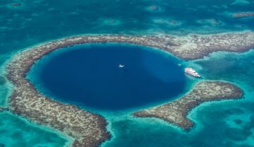 Gaura albastră din Belize, cu un iaht lângă ea, pentru a ilustra o gaură imensă care a fost descoperită în ocean