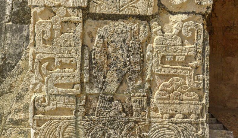 Inscripții mayașe pe un perete, pentru a ilustra o tabelă de scor mayașă