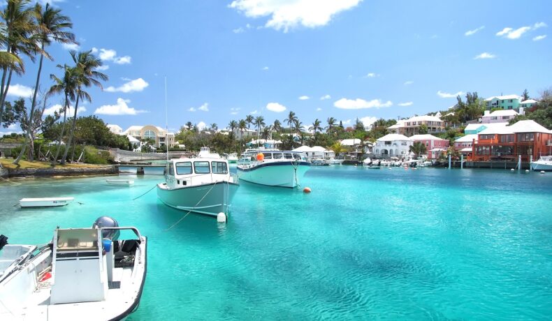 Bermuda se numără printre țările cu cel mai mare cost al vieții din lume, poza cu apă albastră și cu bărci