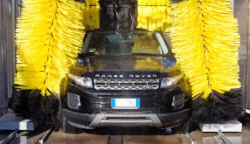 Un Range Rover negru într-o spălătorie auto, ca cel care a fost distrus