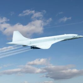 Avion supersonic alb în aer, cu cerul pe fundal, similar cu avionul de 5 ori mai rapid decât sunetul
