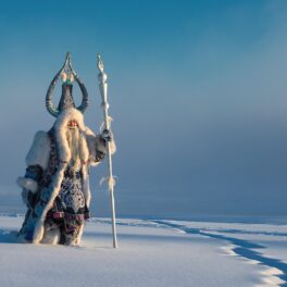 Un personaj legendar din Oymyakon, Siberia, Rusia, îmbrăcat în blană albă, cu zăpadă pe fundal, pentru a ilustra cel mai rece loc de pe Pământ