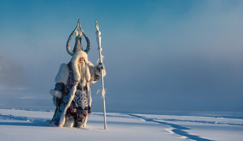 Un personaj legendar din Oymyakon, Siberia, Rusia, îmbrăcat în blană albă, cu zăpadă pe fundal, pentru a ilustra cel mai rece loc de pe Pământ
