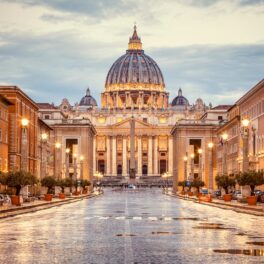 Basilica Sfântului Petru din Vatican, una dintre cele mai mici țări din lume, după ploaie