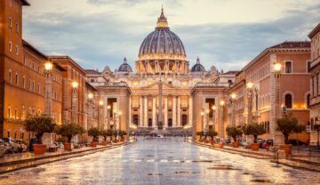 Basilica Sfântului Petru din Vatican, una dintre cele mai mici țări din lume, după ploaie