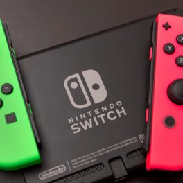 Dispozitiv Nintendo Switch, cu negru, verde și roșu, pentru a ilustra cum arată logo-ul Nintendo original