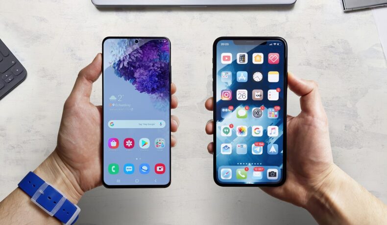 Un telefon Samsung și un telefon iPhone, fiecare ținute în mână de către un utilizator, pe fundal alb, pentru a ilustra cum mulți utilizatori Android trec la iPhone