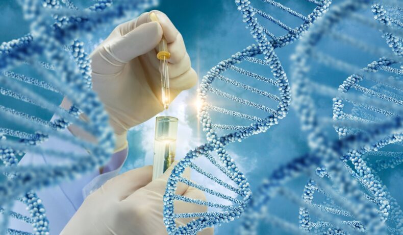 Secvențe de ADN albastre cu mâna unui cercetător, cu mănuși, pentru a ilustra cum experții au dezvăluit un pan-genom uman