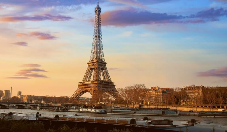 Turnul Eiffel pe seară, care se numără printre acele locuri în care nu ai voie să faci poze