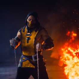 Personajul Scorpion, cu foc pe fundal, care apare și în Mortal Kombat 1
