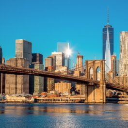 Imagine cu New York și celebrul pod din fața lui, pentru a ilustra cum orașul New York se scufundă