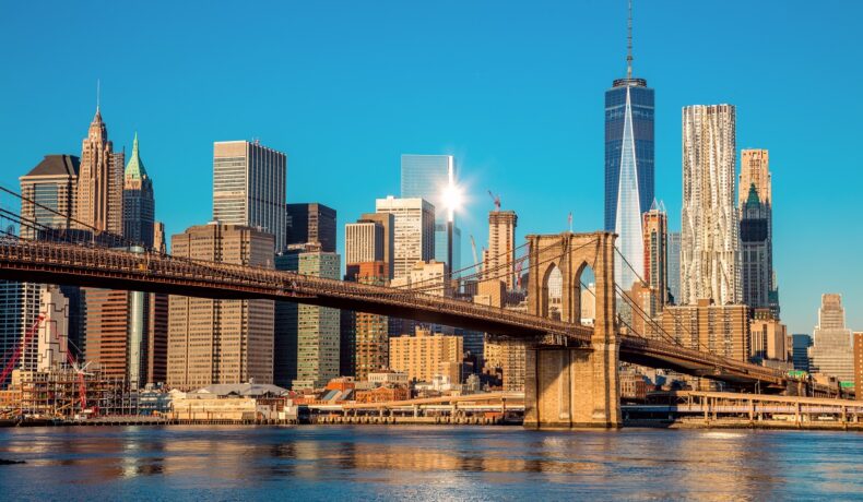 Imagine cu New York și celebrul pod din fața lui, pentru a ilustra cum orașul New York se scufundă