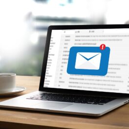 Laptop cu inbox cu email-uri deschise și un nou mesaj pe ecran, pentru a ilustra pericolul din inbox care îți poate goli contul bancar