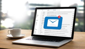 Laptop cu inbox cu email-uri deschise și un nou mesaj pe ecran, pentru a ilustra pericolul din inbox care îți poate goli contul bancar
