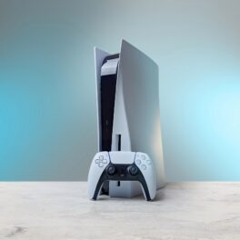 Consola PlayStation 5 pe alb, cu fundal gri cu albastru, pentru a ilustra cum Sony a confirmat Project Q