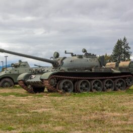 Tanc T-55, pe câmp, precum tancurile trimise de rusia în ucraina