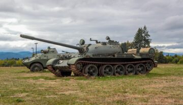 Tanc T-55, pe câmp, precum tancurile trimise de rusia în ucraina