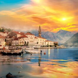 Imagine din MUntenegru, țara europeană care vrea să aibă cei mai sănătoși cetățeni, cu lac și clădiri vechi, apus pe fundal