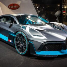 Mașină Bugatti Divo, cu albastru, prezentată la Paris Motor Show, în 2020, pentru a ilustra turnul de lux pe care îl va deschide compania în Dubai