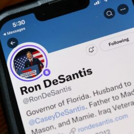 Contul lui Ron DeSantis pe ecranul unui telefon, pe Twitter, ce a avut probleme tehnice când Ron și-a anunțat candidatura