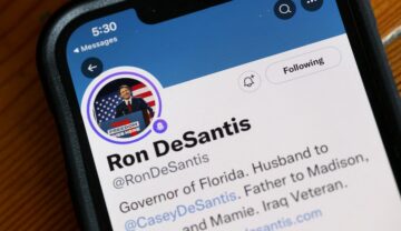 Contul lui Ron DeSantis pe ecranul unui telefon, pe Twitter, ce a avut probleme tehnice când Ron și-a anunțat candidatura