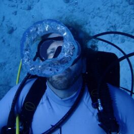 Profesorul Joseph Dituri, care a doborât recent recordul pentru cea mai lungă ședere subacvatică, în costum de scafandru, sub apă