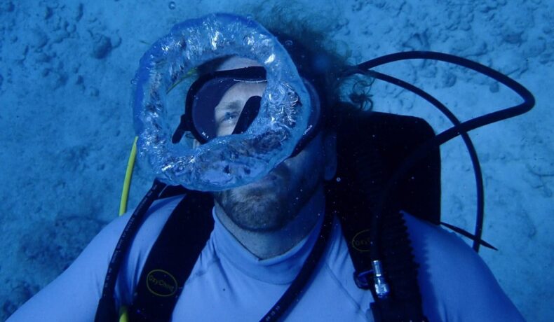 Profesorul Joseph Dituri, care a doborât recent recordul pentru cea mai lungă ședere subacvatică, în costum de scafandru, sub apă