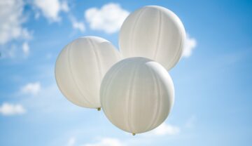 3 baloane meteo albe, pe fundal cu cer, pentru a ilustra zgomote misterioase care au fost detectate în atmosferă