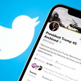 Contul lui Donald Trump pe Twitter, una dintre cele mai urâte companii din SUA, pe fundal cu logo-ul companiei
