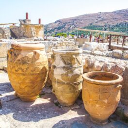 Vase antice din Knossos, in apropiere de Heraklion, Creta, în nuanțe de bej, pentru a ilustra civilizația europeană pierdută din Spania