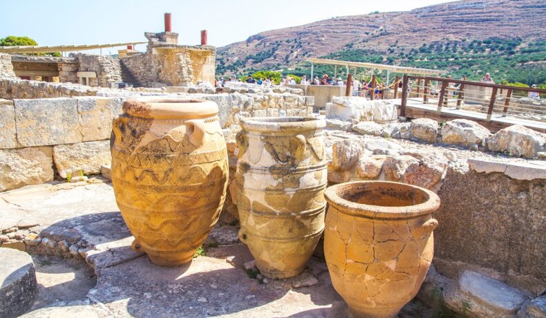 Vase antice din Knossos, in apropiere de Heraklion, Creta, în nuanțe de bej, pentru a ilustra civilizația europeană pierdută din Spania