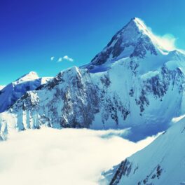 Vârful Everest, înconjurat de zăpadă, într-o zi luminoasă, pentru a ilustra munții ascunși de pe Pământ