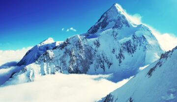 Vârful Everest, înconjurat de zăpadă, într-o zi luminoasă, pentru a ilustra munții ascunși de pe Pământ