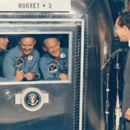Neil Armstrong, Buzz Aldrin și Michael Collins, din misiunea Apollo 11, în carantina din 1969, dupăn ce a revenit pe Pământ, lângă Richard Nixon, pentru a ilustra cum NASA ar fi ascuns adevărul despre finalul misiunii Apollo 11