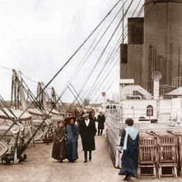 Imagine realizată la bordul Titanicului, cu persoane care mergeau pe lângă bărcile de salvare, pentru a ilustra persoane faimoase care aveau bilete pentru Titanic