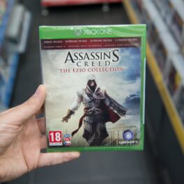 Utilizator care ține în mână o carcasă cu un joc Assassin's Creed, într-un magazin, pentru a ilustra că Ubisoft lansează Assassin’s Creed Nexus